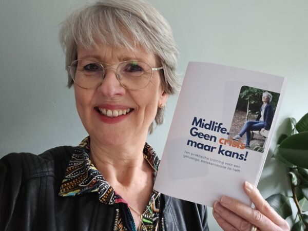 Jenny met boek over midlife kansen.